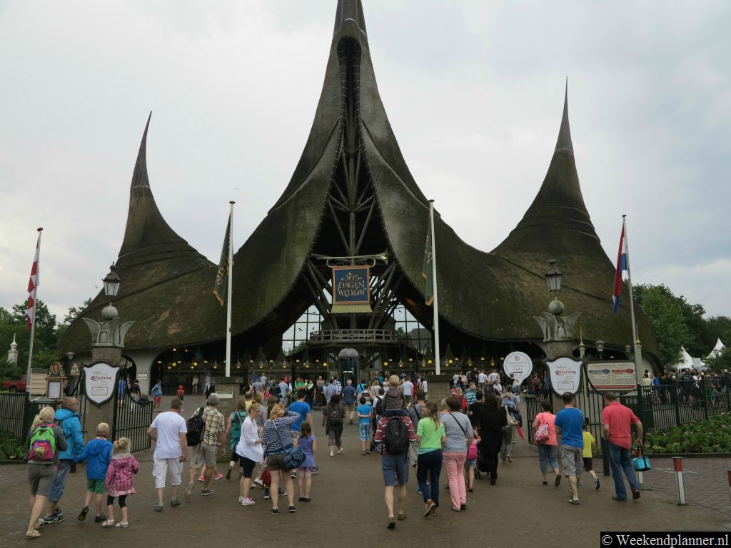 De Efteling is het grootste pretpark van de Benelux. De Efteling ligt in Kaatsheuvel, niet ver van de steden Waalwijk, Tilburg en Den Bosch. Op de foto zie je de ingang van de Efteling.Tip: Een dagje naar de Efteling.